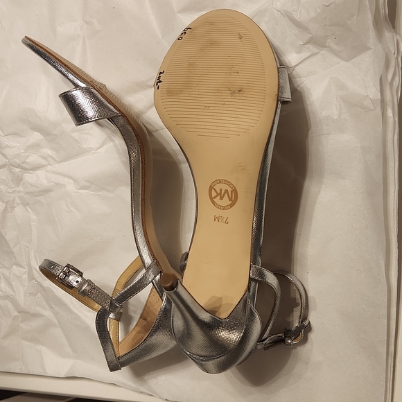 MICHAEL Michael Kors  Simone New Silver patent leather women's heels Size 7.5 - Picture 3 of 12